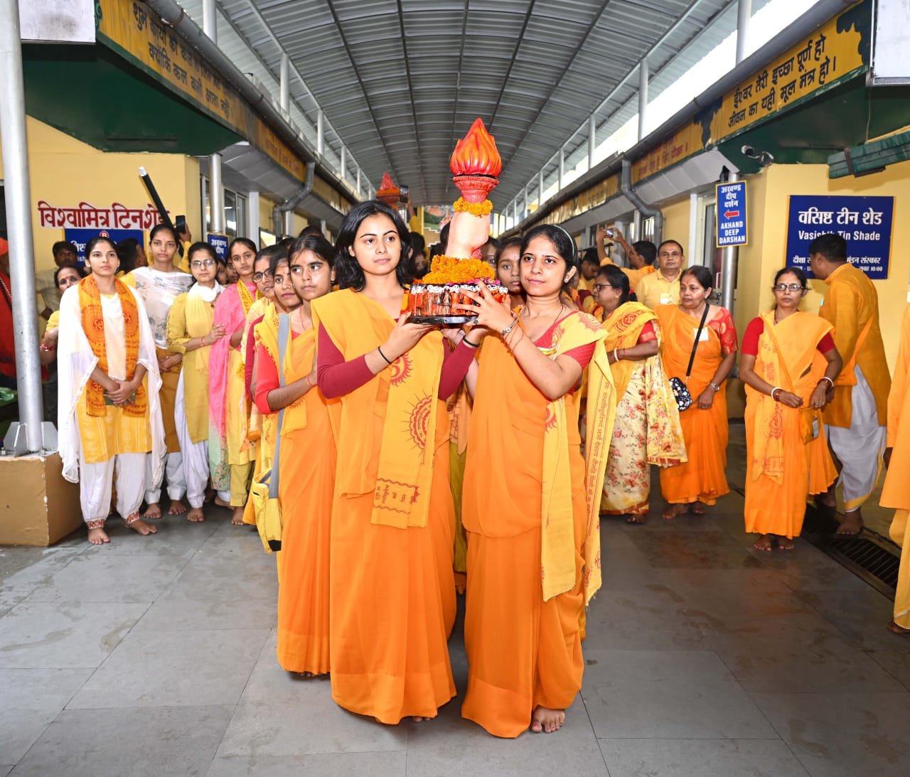 ज्ञान की मशाल को लिए हुए बढ़े चलो