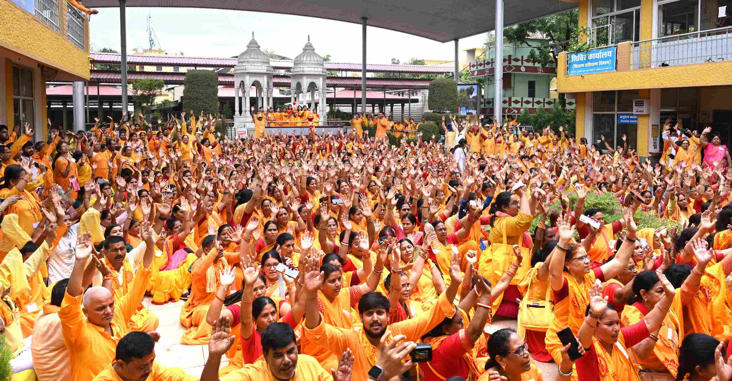 ज्ञान की मशाल को लिए हुए बढ़े चलो