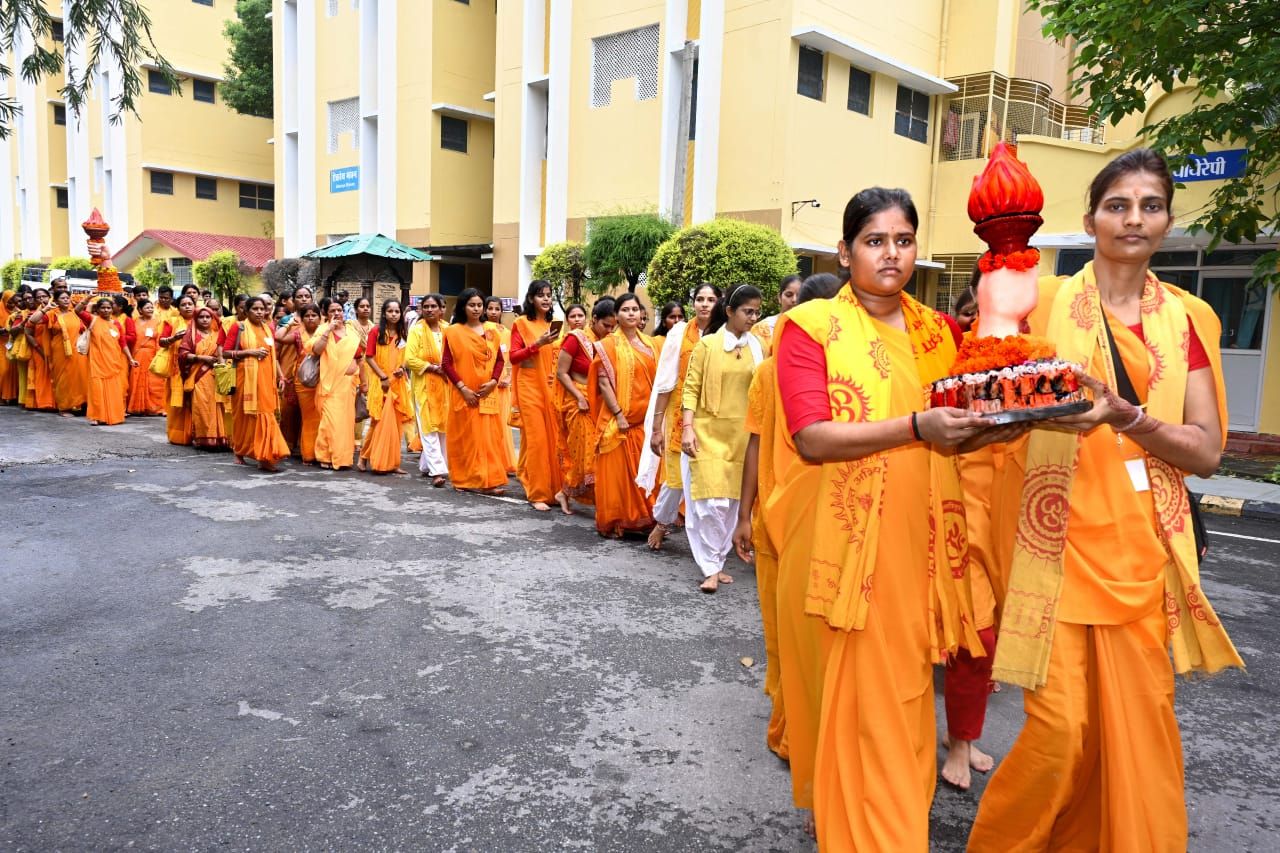 ज्ञान की मशाल को लिए हुए बढ़े चलो