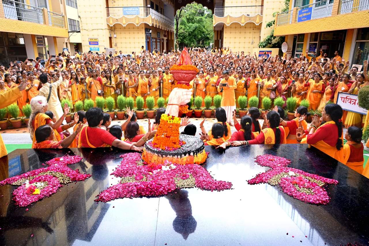 ज्ञान की मशाल को लिए हुए बढ़े चलो