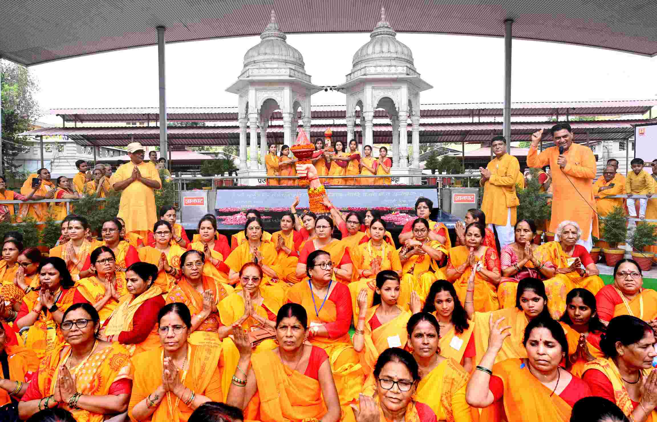 ज्ञान की मशाल को लिए हुए बढ़े चलो