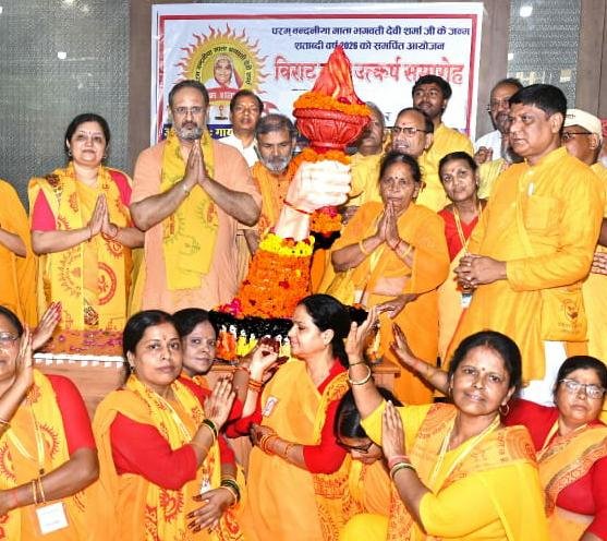 ज्ञान की मशाल को लिए हुए बढ़े चलो