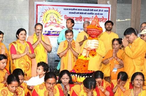 ज्ञान की मशाल को लिए हुए बढ़े चलो