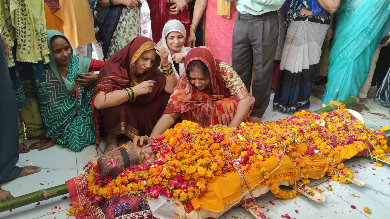 नम आंखों के से रायबरेली  जिला समन्वयक वी0बी0 सिंह को दी अंतिम विदाई