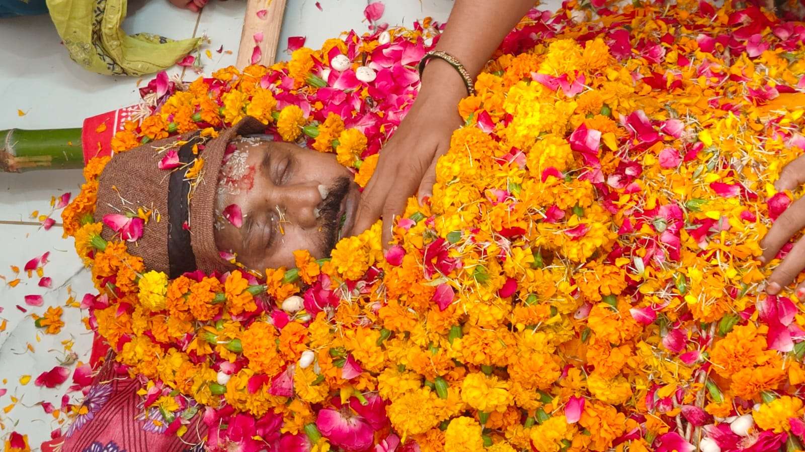 नम आंखों के से रायबरेली  जिला समन्वयक वी0बी0 सिंह को दी अंतिम विदाई