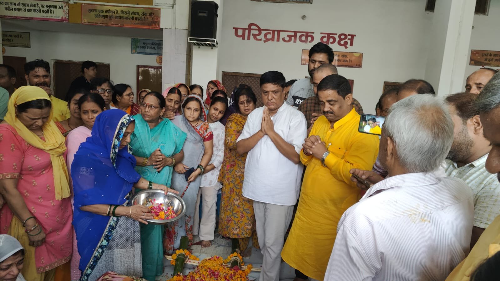 नम आंखों के से रायबरेली  जिला समन्वयक वी0बी0 सिंह को दी अंतिम विदाई