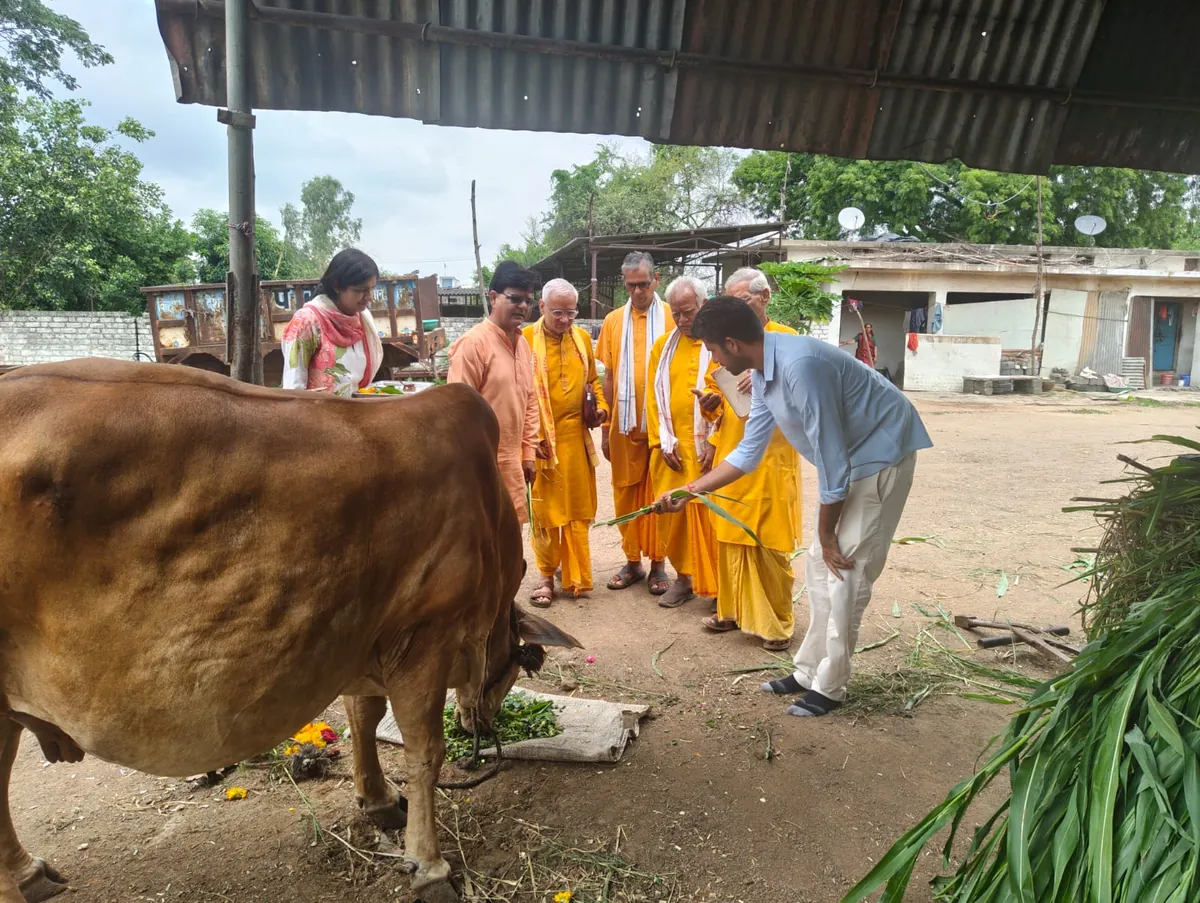 गुरु पूर्णिमा की पूर्व संध्या पर झांसी में गौसम्मान आवाहन अभियान सम्पन्न, गौसंरक्षण का लिया गया संकल्प